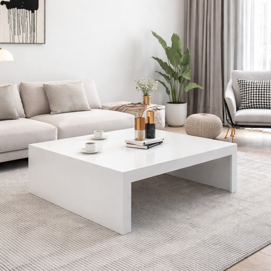 Table basse blanche dans un salon moderne, table basse de salon élégante et minimaliste au design épuré