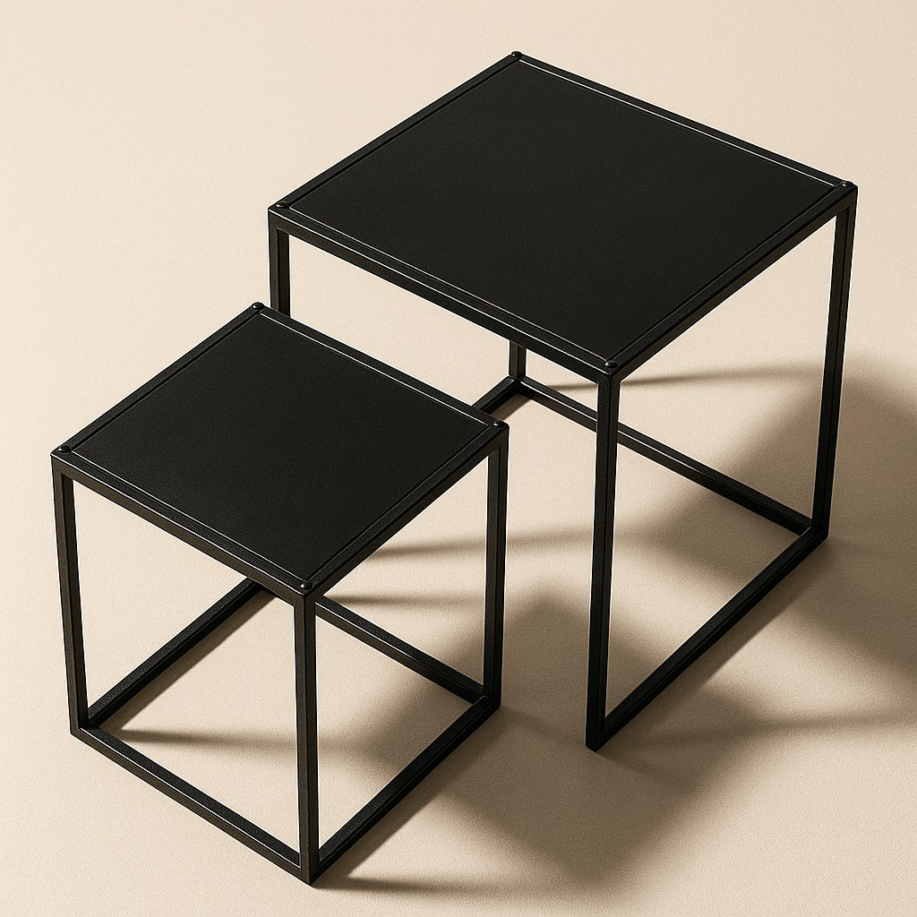 Ensemble de tables basses gigognes noires au design épuré et contemporain.