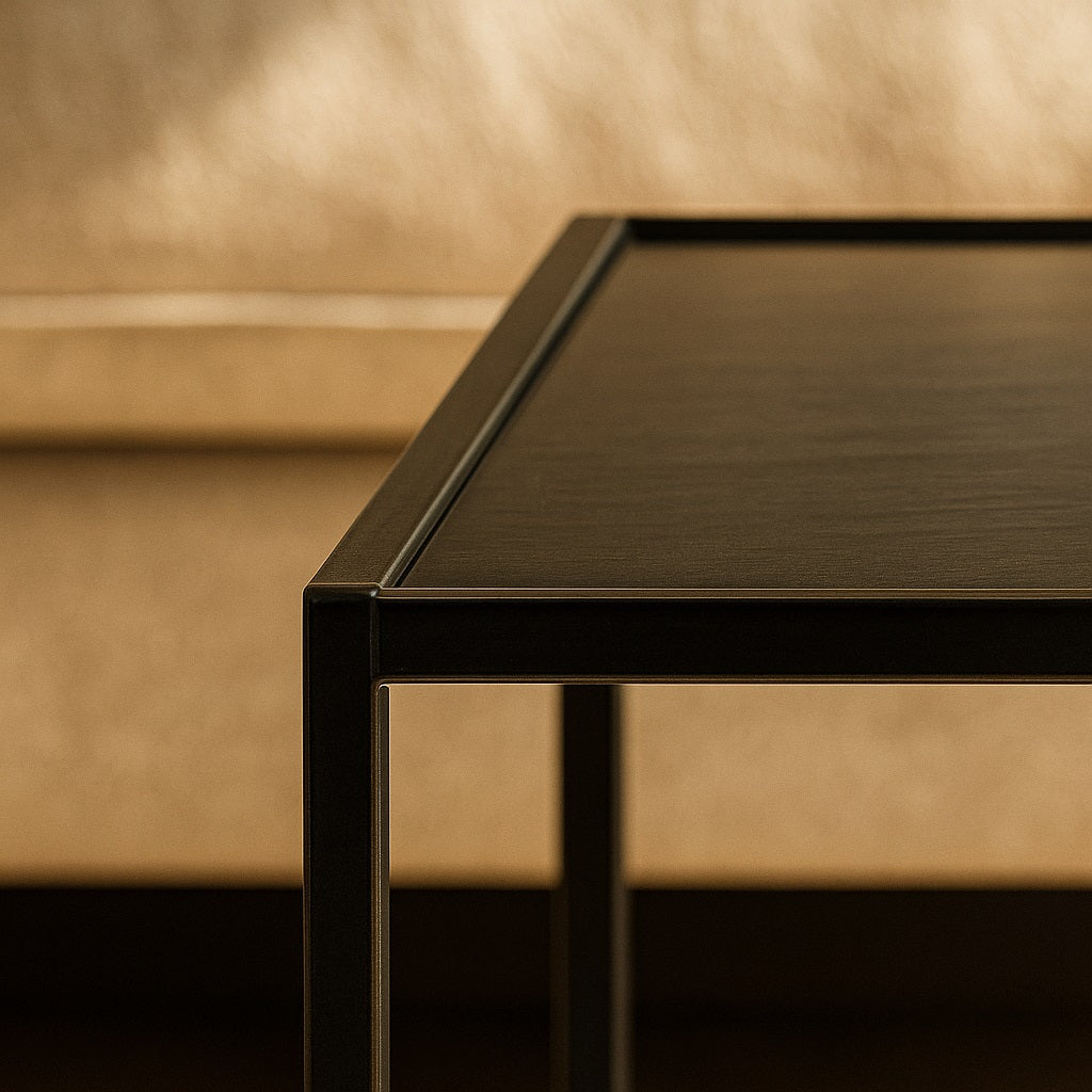 Détail du plateau en métal noir des tables basses gigognes design et élégantes.