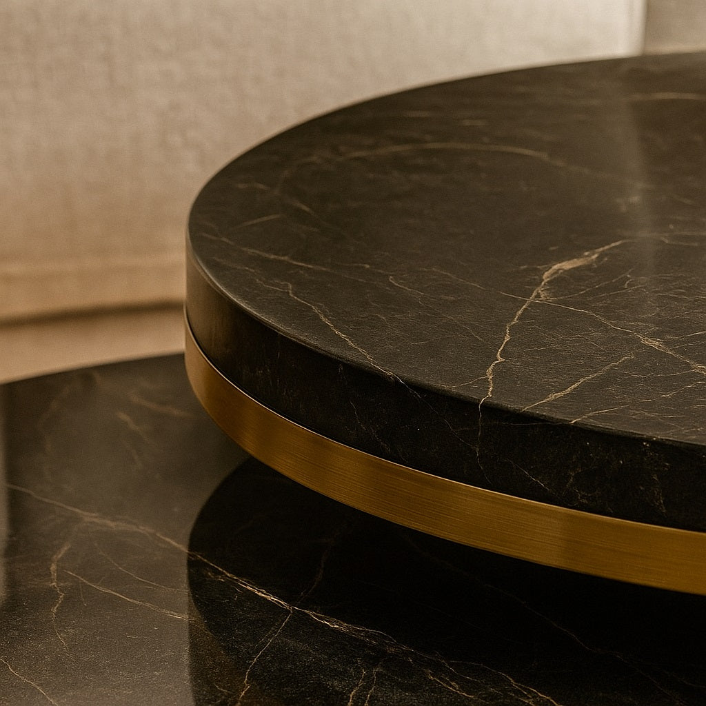 Gros plan sur marbre noir et structure dorée de la table basse ronde gigognes Eclipso.