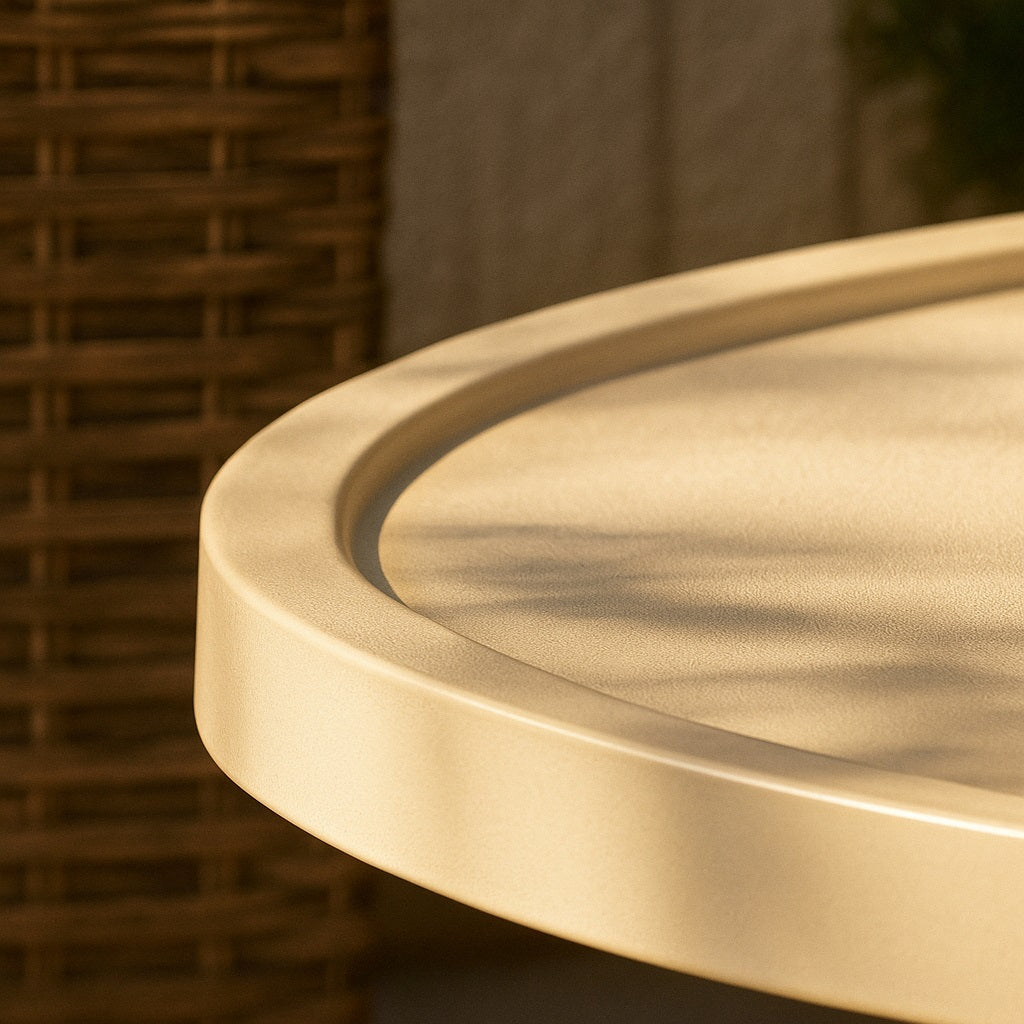 Détail du plateau de la table basse ronde blanche Arcus, finition lisse et design minimaliste.