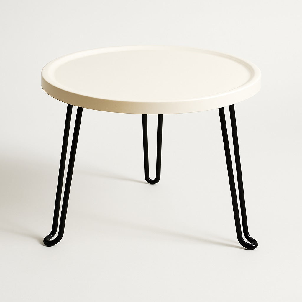 Table basse ronde blanche Arcus avec pieds noirs en métal, design contemporain et léger.