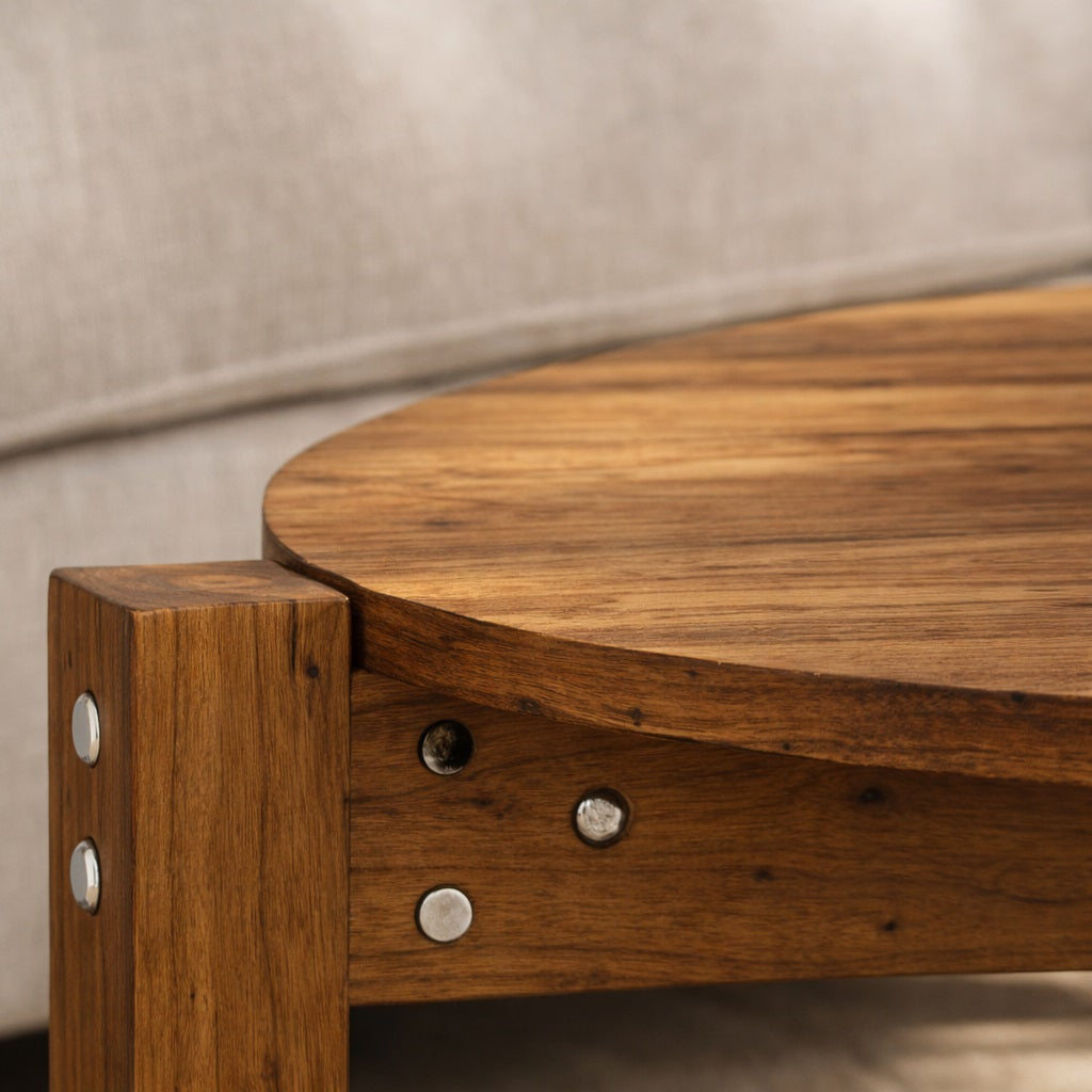 Détail du plateau d’une table basse en bois avec finition naturelle et structure robuste.