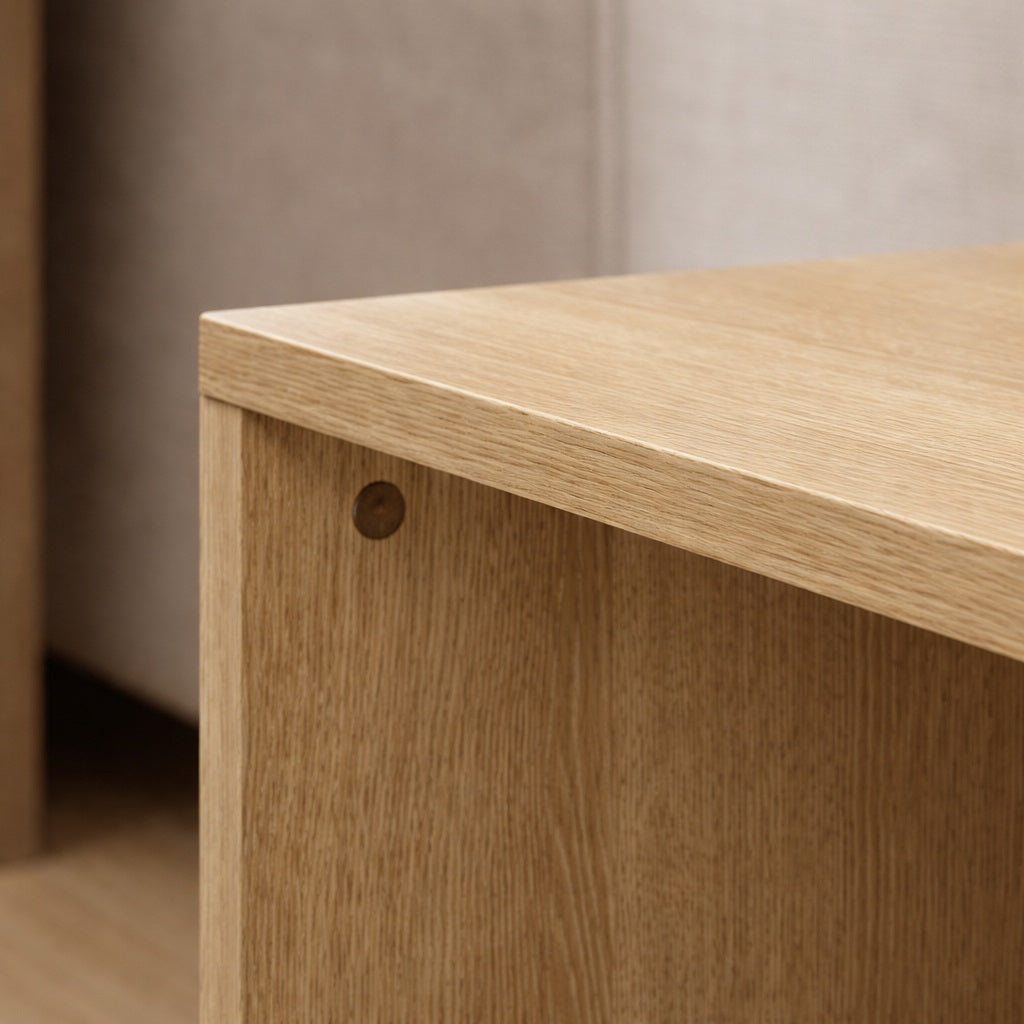 Gros plan sur les assemblages d’une table basse en bois, soulignant la qualité artisanale d’une table basse de salon.