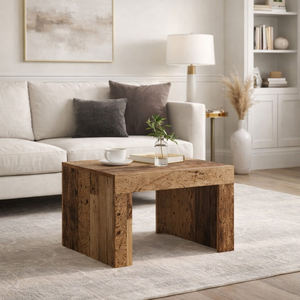 Table basse en bois ancien intégrée dans un salon élégant, style naturel et design affirmé.