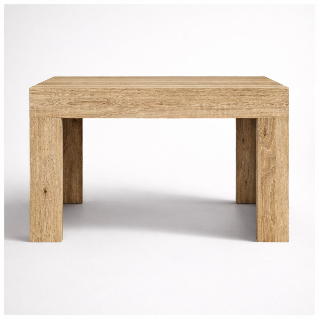 Table basse en bois vue de face, structure monolithique et lignes nettes pour une table basse de salon élégante.