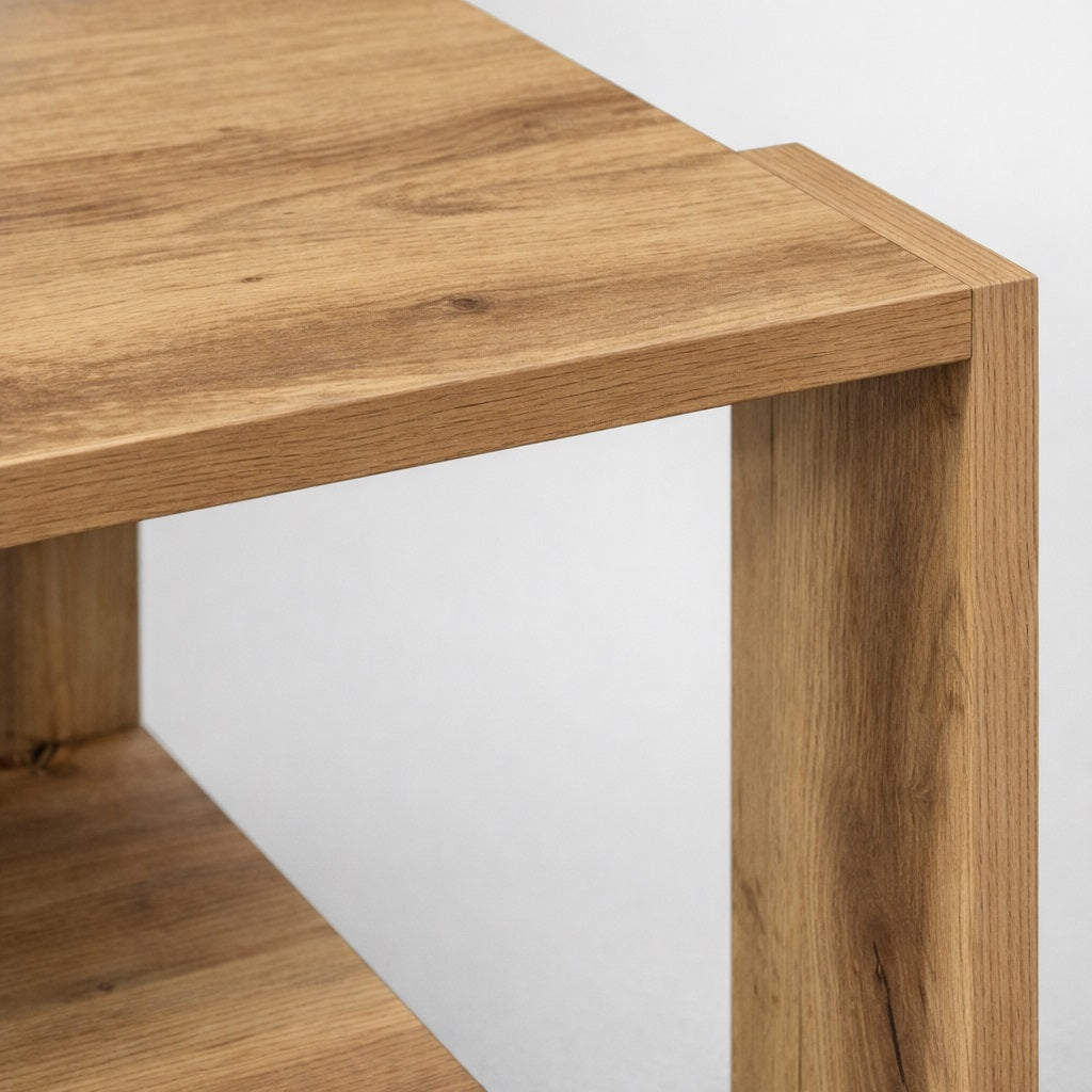 Gros plan sur le plateau de la table basse en bois, veinage naturel et finition soignée.