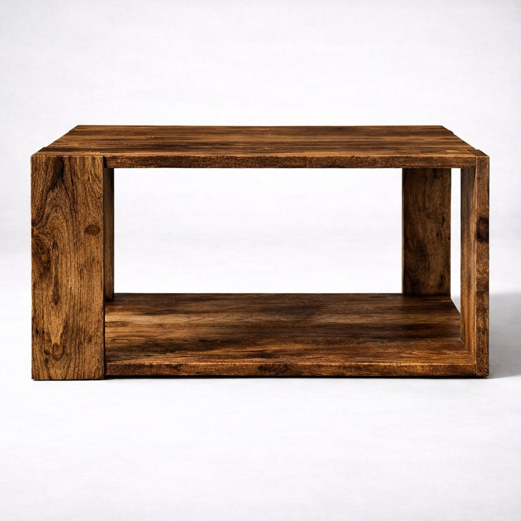 Table basse en bois foncé au style authentique, avec étagère basse pratique pour le rangement.