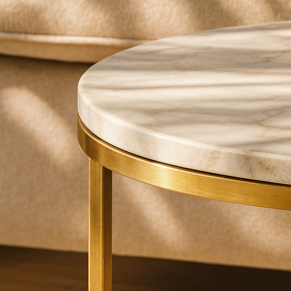 Gros plan sur le plateau effet marbre et la finition doree de la table basse Celestia