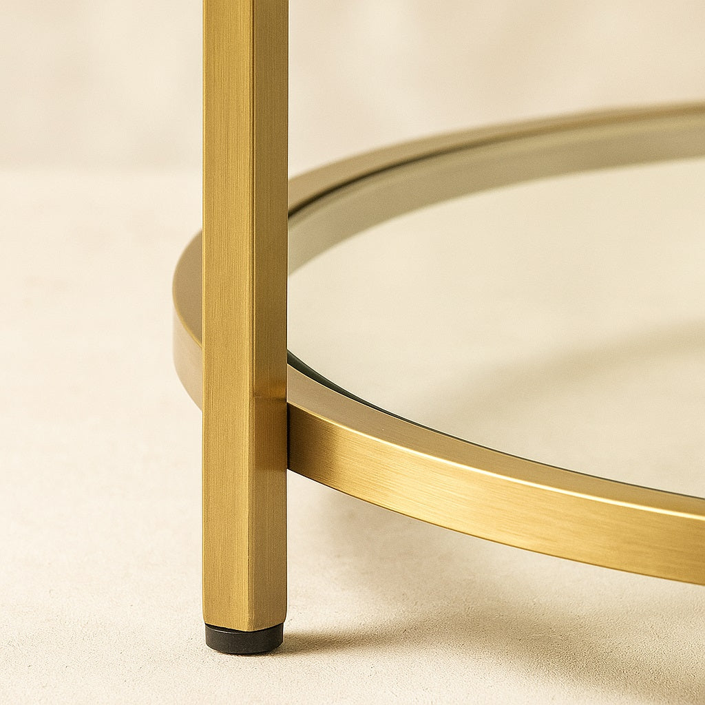 Gros plan sur le pietement et la finition metallique doree de la table basse Celestia
