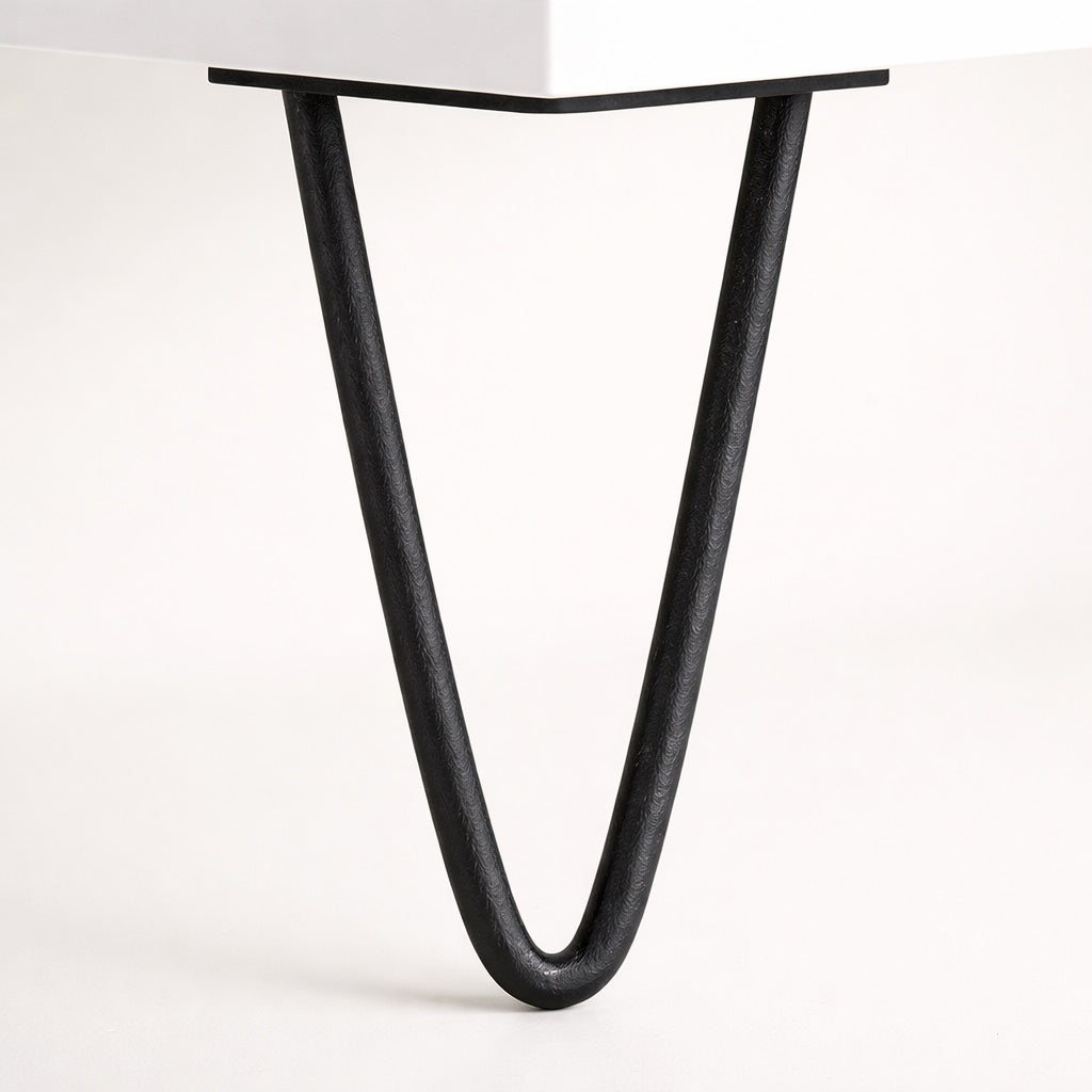 Détail des pieds métal d’une table basse avec rangement, stabilité et style pour une table basse de salon moderne.