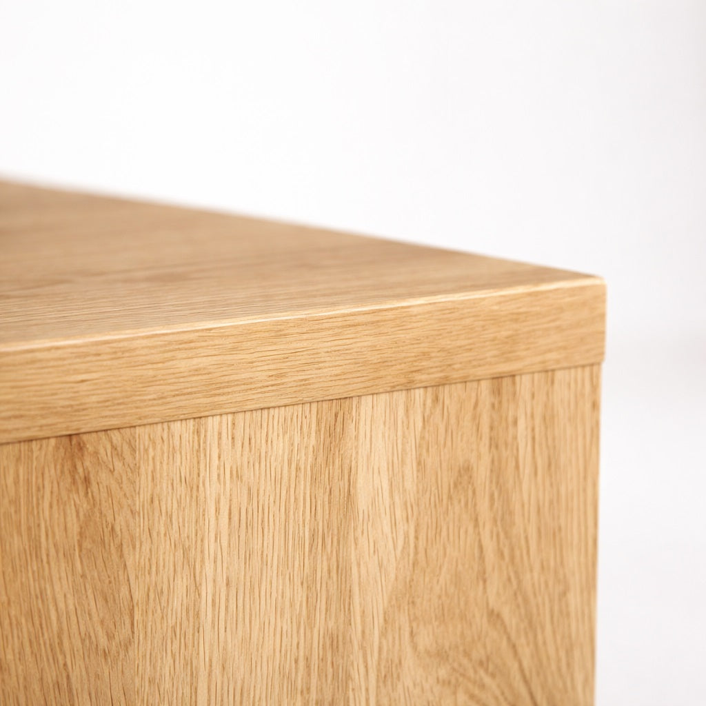 Détail du plateau d’une table basse en bois chêne clair, table basse de salon aux finitions soignées.