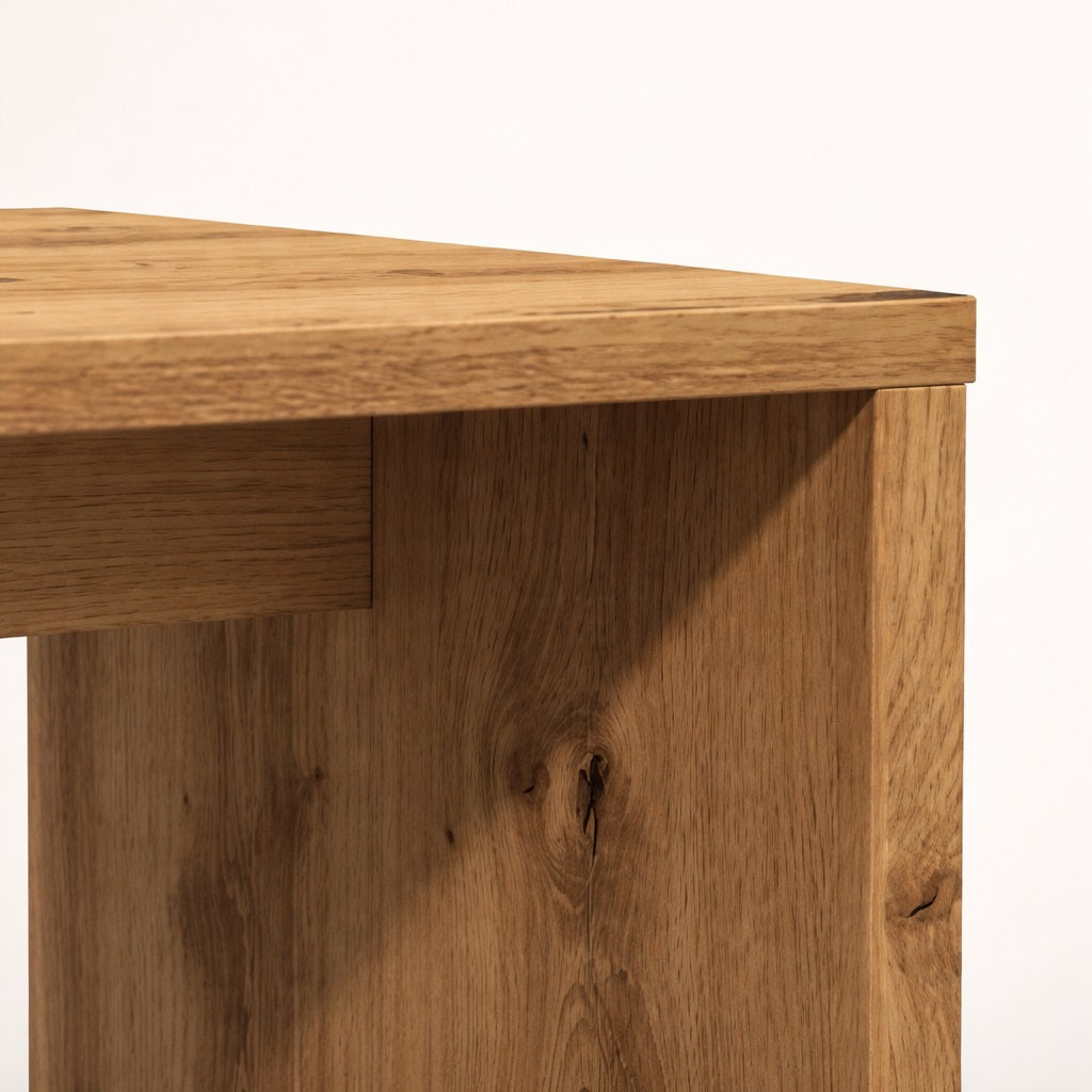 Détail de table basse gigognes en bois, veinage apparent et finition chêne soignée