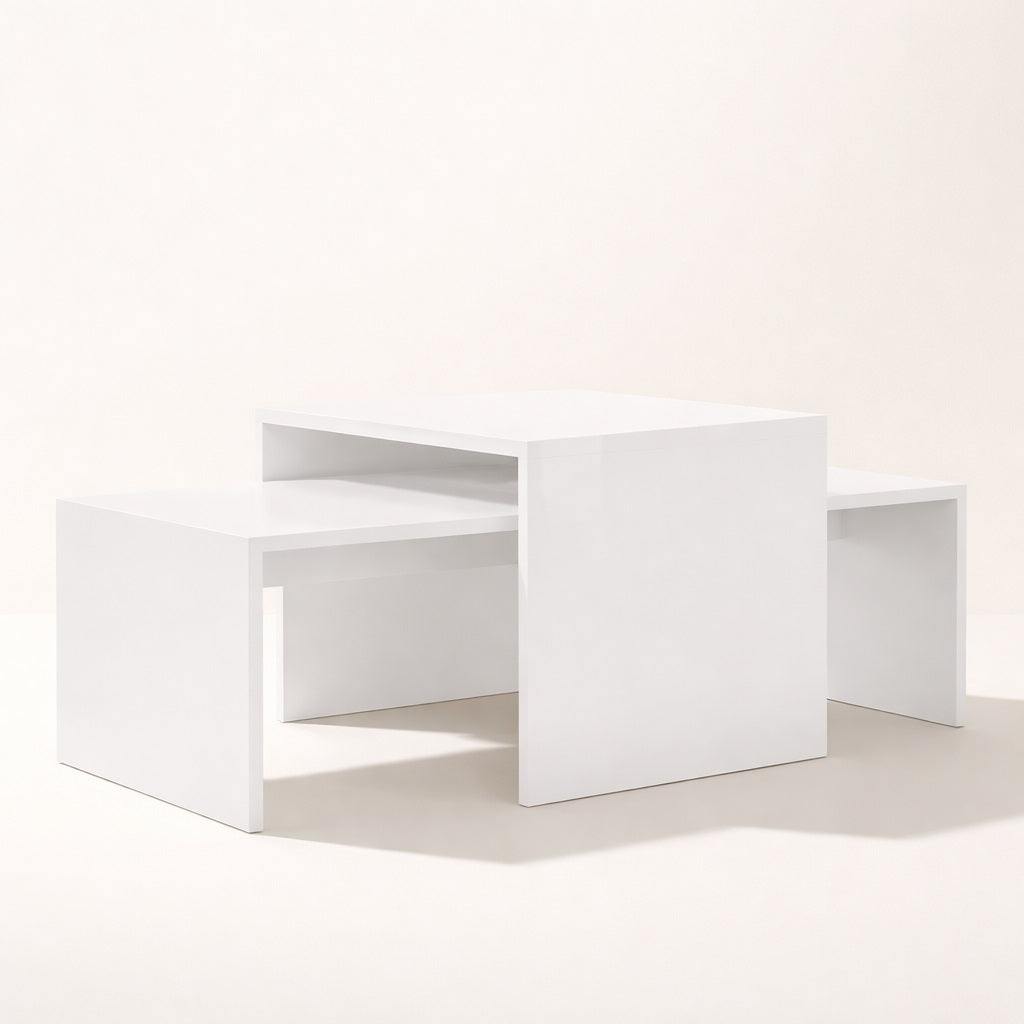 Table basse gigogne blanche contemporaine, volumes imbriqués et finition mate élégante