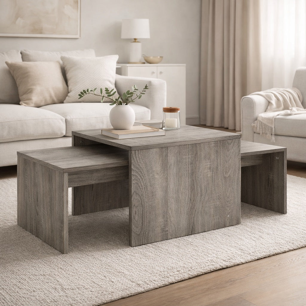 Table basse gigogne bois gris dans salon moderne, table design fonctionnelle et élégante