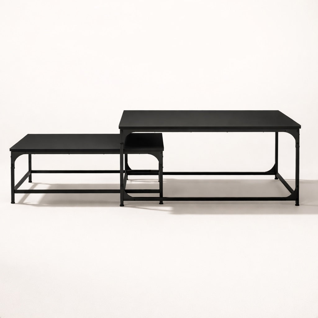 Table basse gigogne STRATA noir, vue angle mettant en valeur les proportions et la structure industrielle.