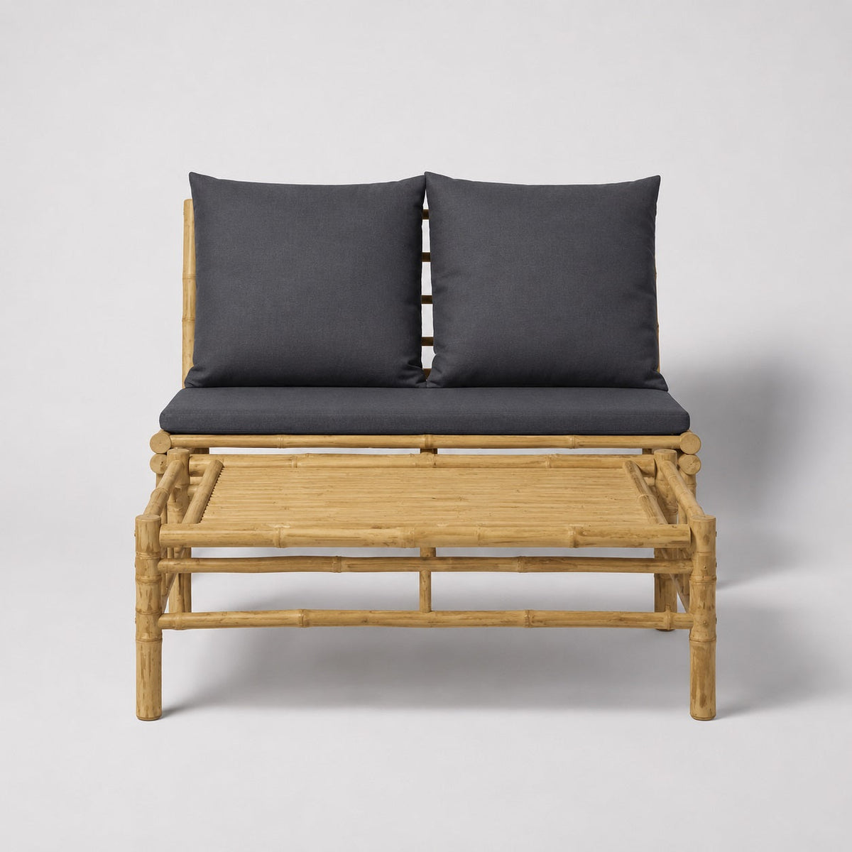 Ensemble salon bambou avec table basse de jardin et coussins gris, table basse d'extérieur moderne