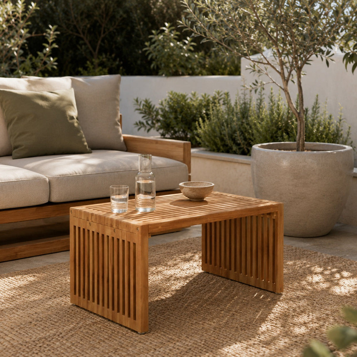 Table basse de jardin Kanoa en bois naturel sur terrasse moderne, table basse d’extérieure élégante et chaleureuse