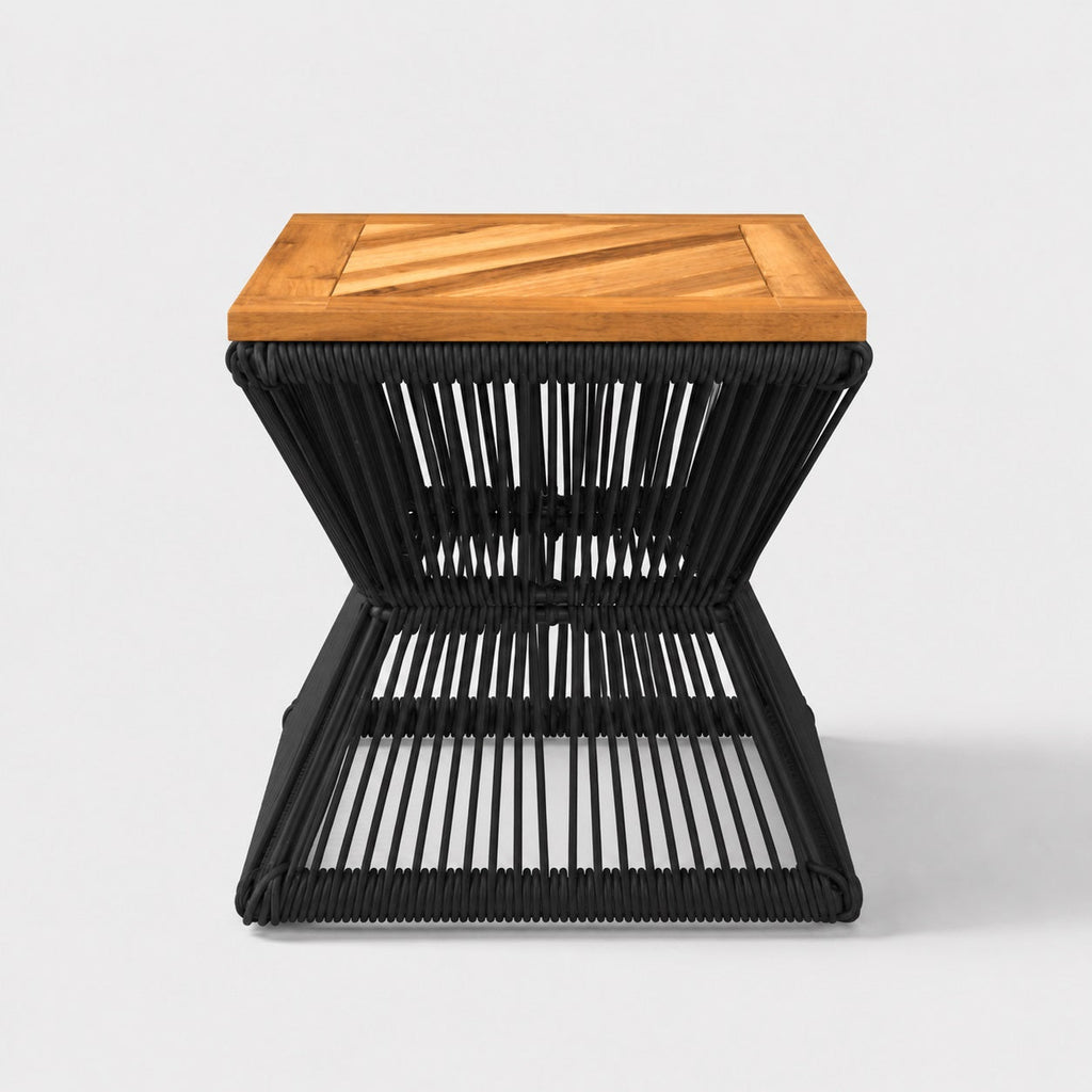 Gros plan sur le plateau en acacia a motif chevrons et le tressage en acier de la table basse Nexus