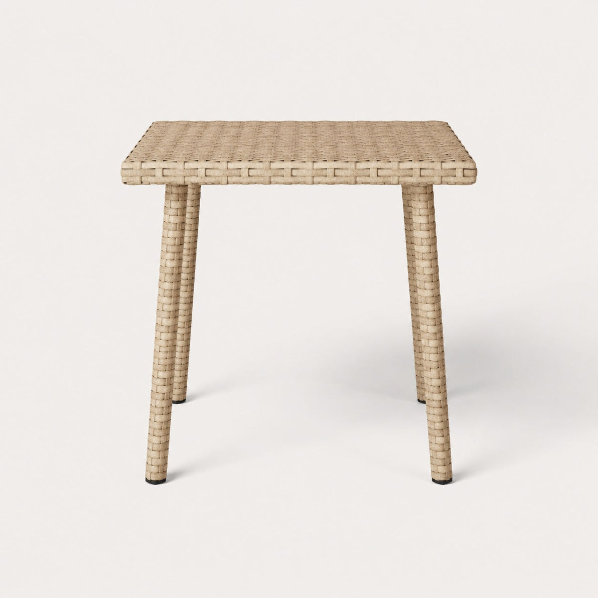 Vue de face d’une table basse de jardin carrée beige en résine tressée pour extérieur contemporain