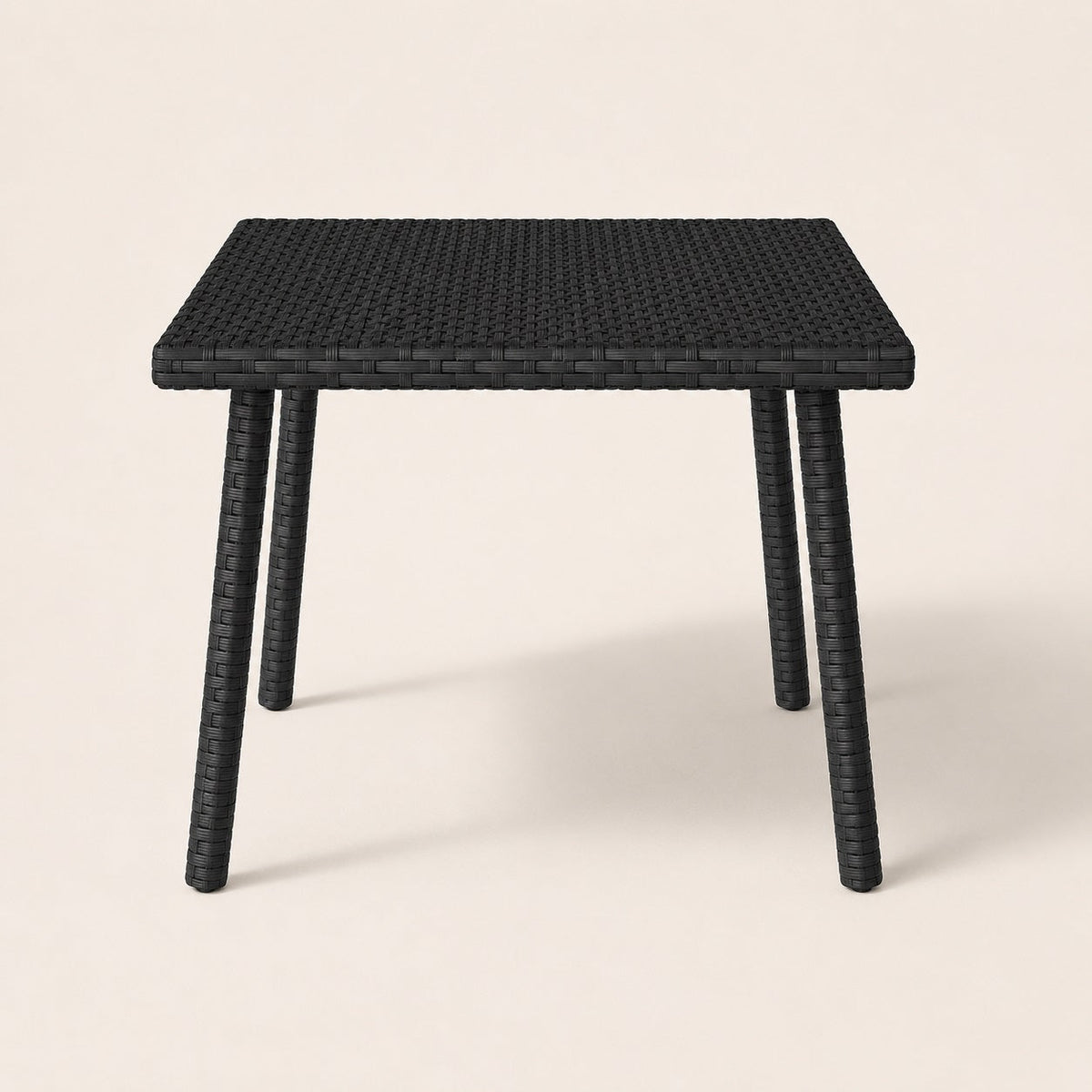 Vue de face d’une table basse de jardin noire rectangulaire en résine tressée design