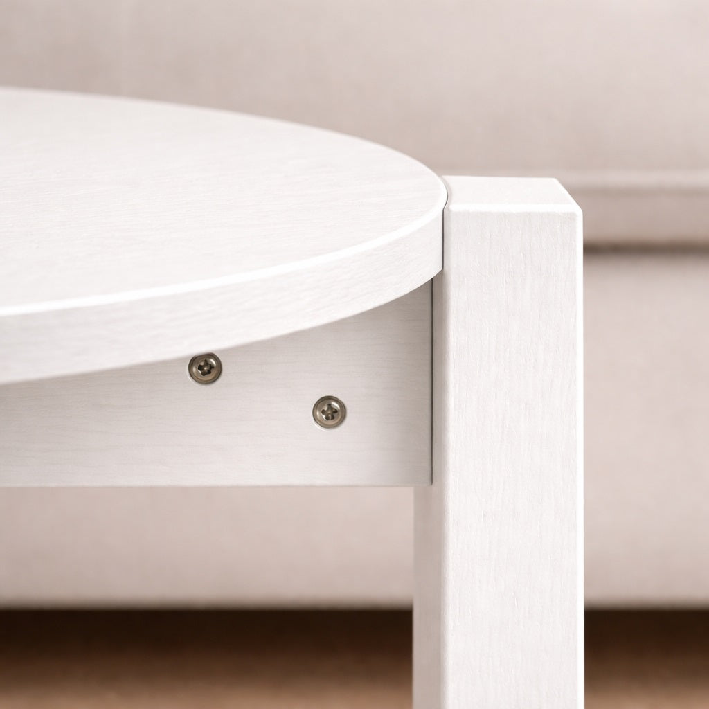 Gros plan du plateau d’une table basse blanche en bois, finition lisse et design élégant pour salon.