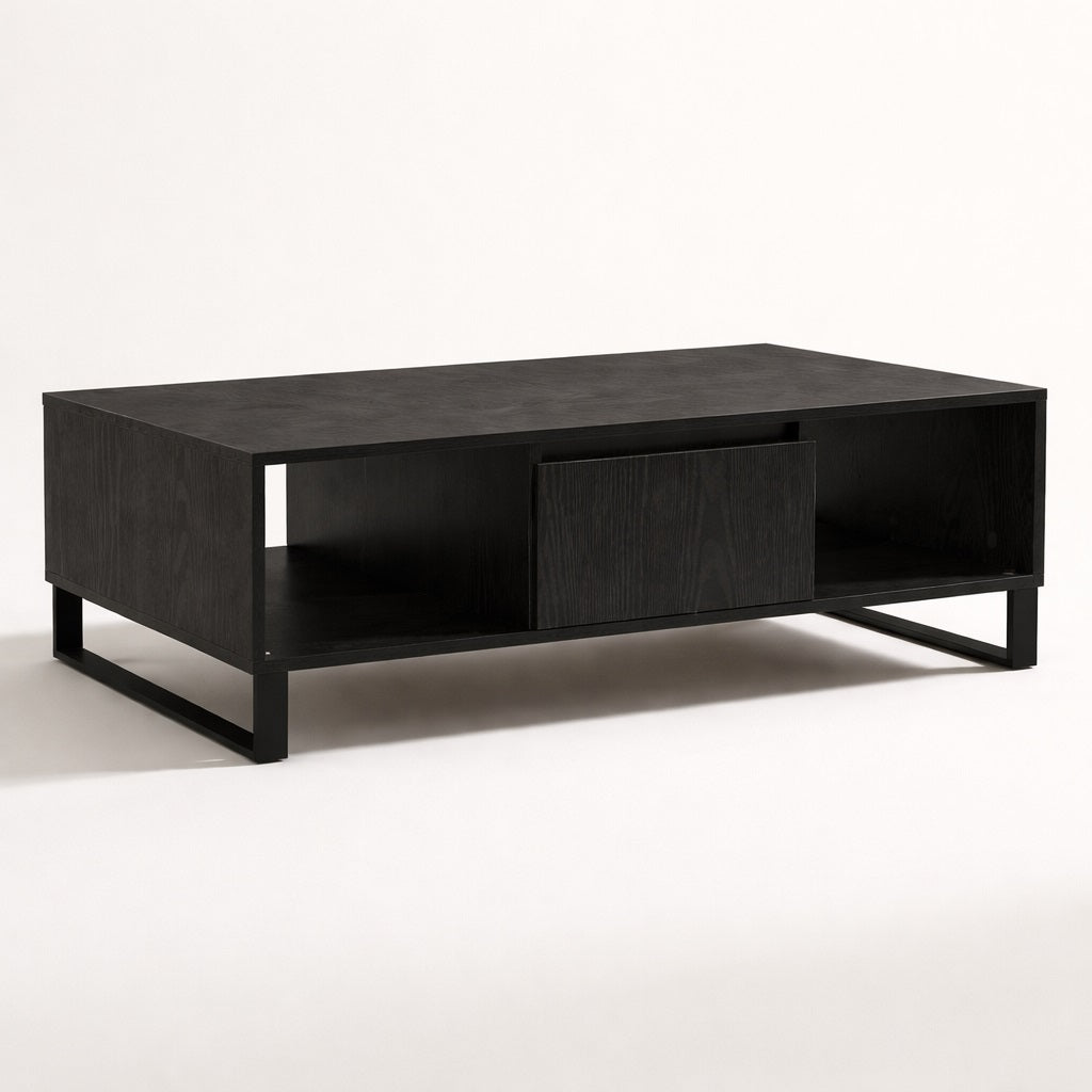 Table basse salon noire en bois avec rangements ouverts et lignes architecturales