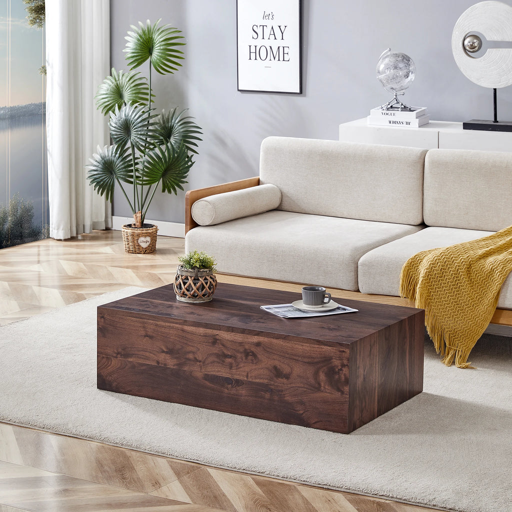 Table basse en noyer Novera, en situation dans un salon lumineux avec vue sur la mer