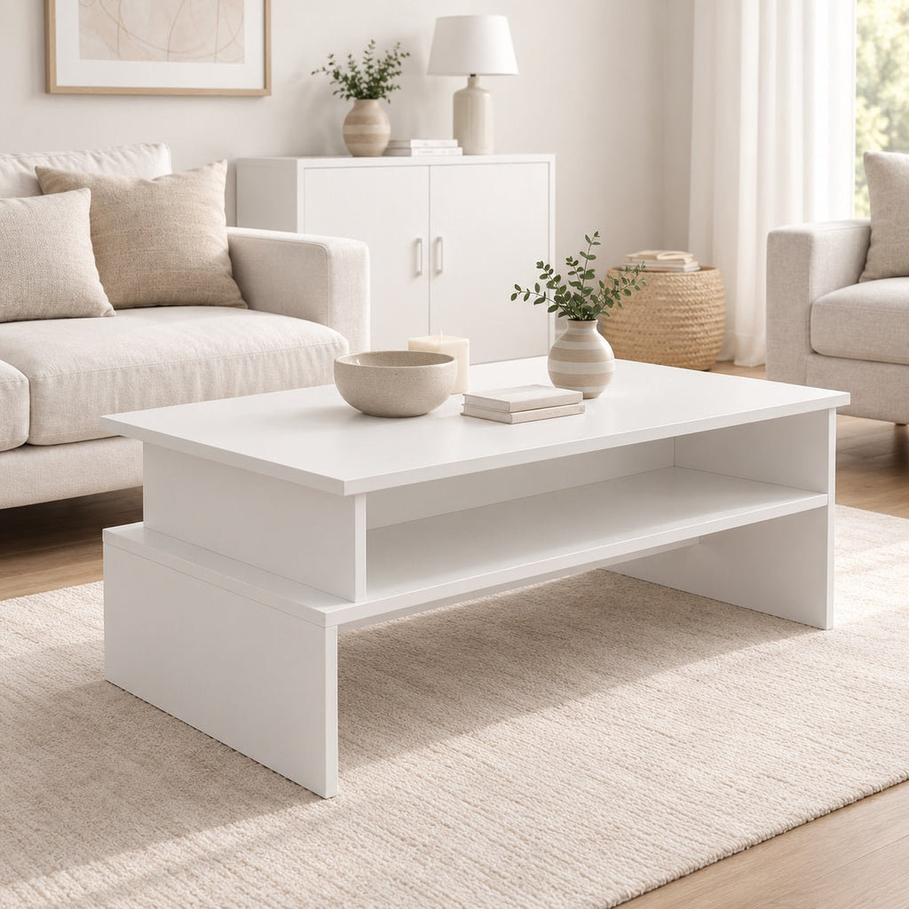 Table basse blanche avec rangement ouvert, au design moderne, mise en scène dans un salon lumineux et élégant.