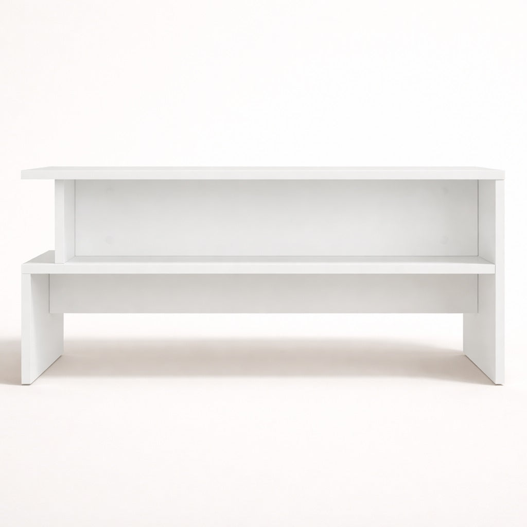Table basse blanche vue de face avec rangement ouvert intégré, lignes épurées, table basse de salon