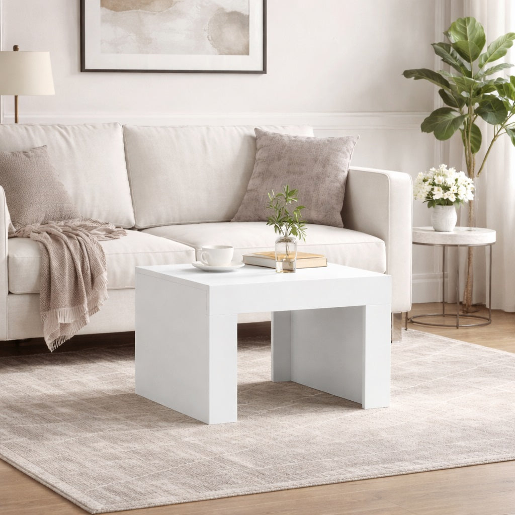 Table basse blanche intégrée dans un salon lumineux, style minimaliste et élégant pour table basse de salon.