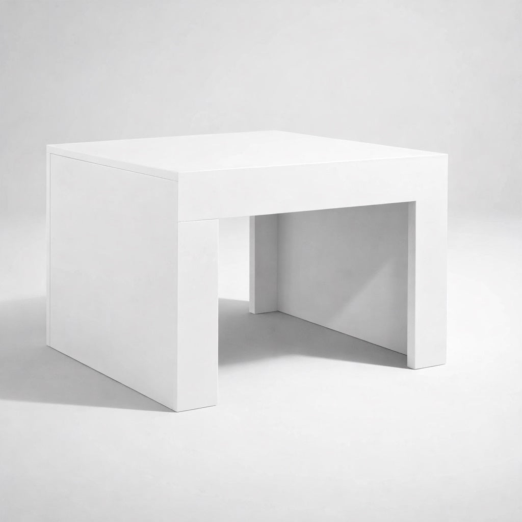 Table basse blanche au design monolithique et épuré, idéale comme table basse de salon contemporaine.