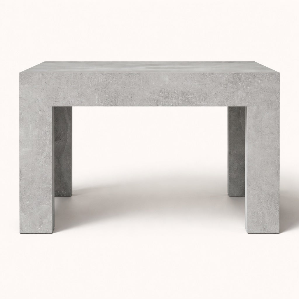 Table basse grise au design minéral, lignes épurées et structure massive, idéale comme table basse de salon moderne.