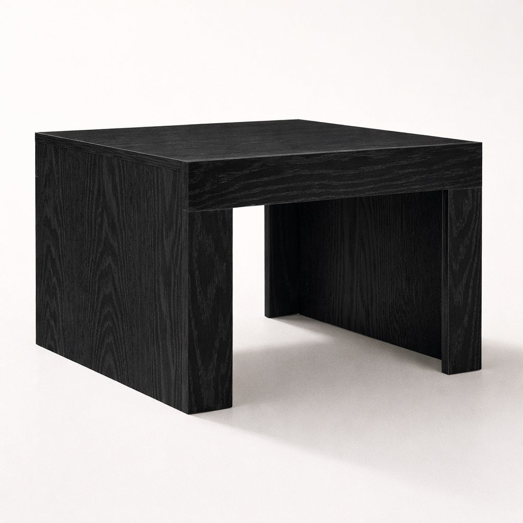 Table basse noire au style architectural, finition noire contrastée et forme épurée pour table basse de salon design.